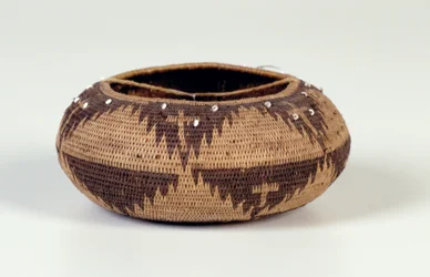 ミニチュアバスケット、1900年頃（スプリントロッド、ヤナギまたはスゲの根、ワラビシダの根、およびクラムシェル）